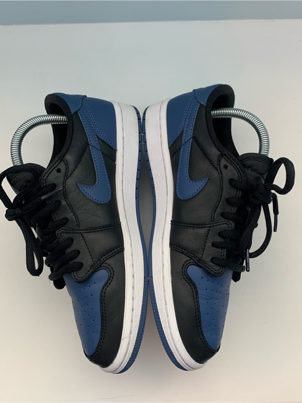 Nike Air Jordan 1 Low OG in the "Mystic Navy" colorway - Picture 4 of 9